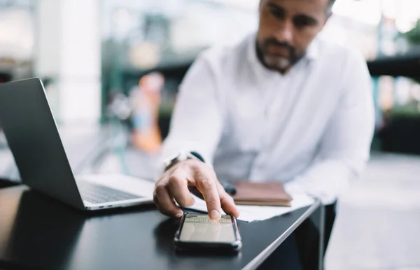 Empresário Desfocado Usando Teclado Smartphone Para Enviar Mensagens Informativas Sms — Fotografia de Stock