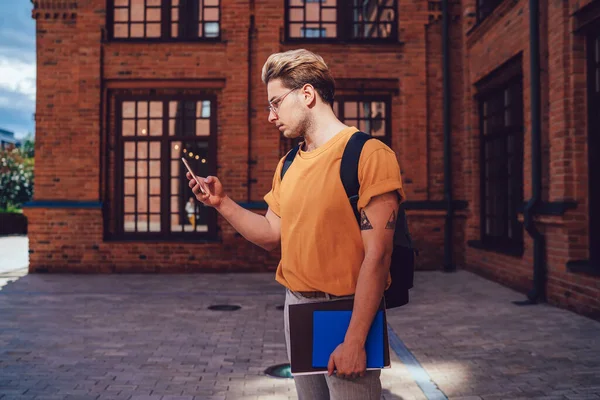 Självsäker Ung Kille Casual Kläder Och Glasögon Med Anteckningsbok Och — Stockfoto