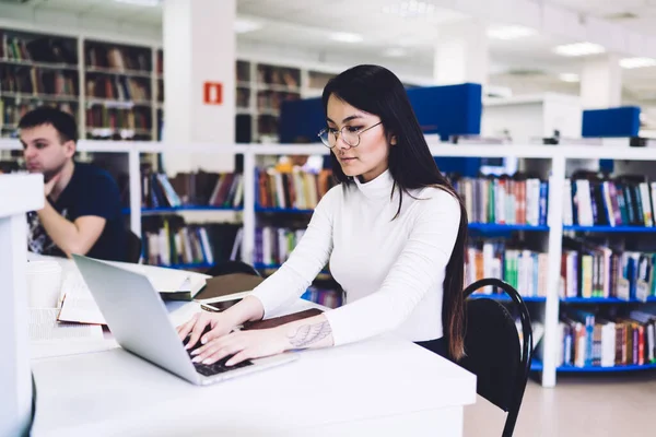 Konzentrierte Junge Asiatische Studentin Mit Langen Haaren Und Brille Arbeitet — Stockfoto