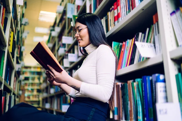 Underifrån Ung Mörkhårig Kvinna Med Leende Runda Glasögon Vit Polotröja — Stockfoto