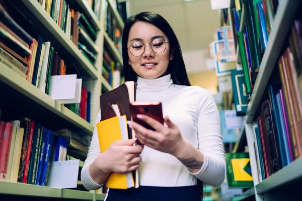 Glimlachend Zwart Haar Jong Aziatisch Vrouw Wit Top Bril Met — Stockfoto