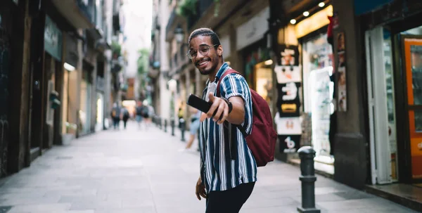 Alegre Sorrindo Afro Americano Hipster Cara Apontando Câmera Animado Com — Fotografia de Stock