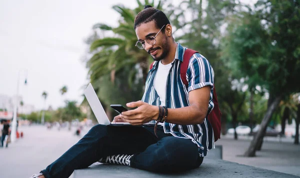 Joven Millennial Piel Oscura Chico Celebración Teléfono Móvil Leer Información — Foto de Stock