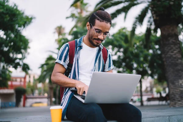 Freelancer Masculino Étnico Concentrado Roupas Verão Óculos Usando Laptop Para — Fotografia de Stock