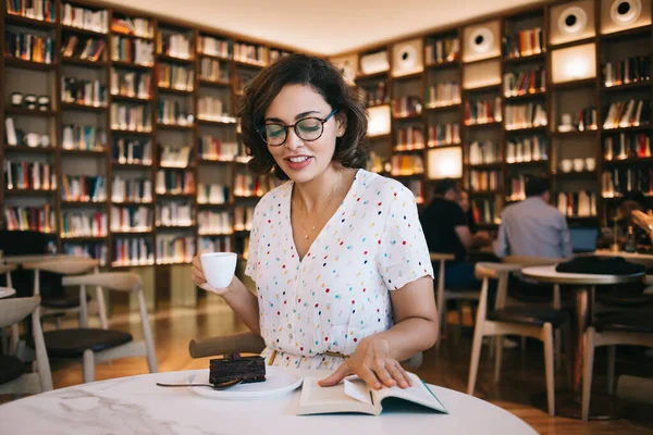 Female Casual Outfit Sitting Table Cup Tea Reading Book While — Stock Photo, Image