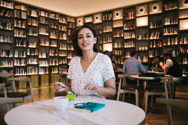 Female Student Casual Clothes Looking Camera Sitting Table Eating Piece — Stock Photo, Image