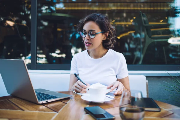 Young Female Entrepreneur Casual Clothes Glasses Sitting Wooden Table Laptop — Stock Photo, Image