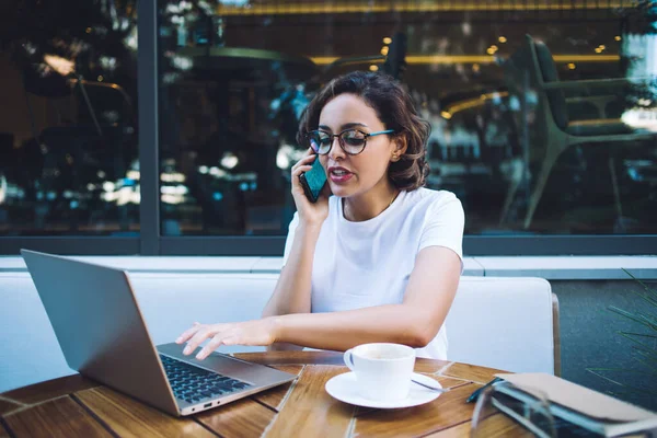 Jeune Étudiante Vêtements Décontractés Lunettes Assis Table Avec Ordinateur Portable — Photo