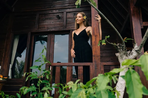 Von Unten Eine Junge Dame Die Sich Auf Einer Veranda — Stockfoto