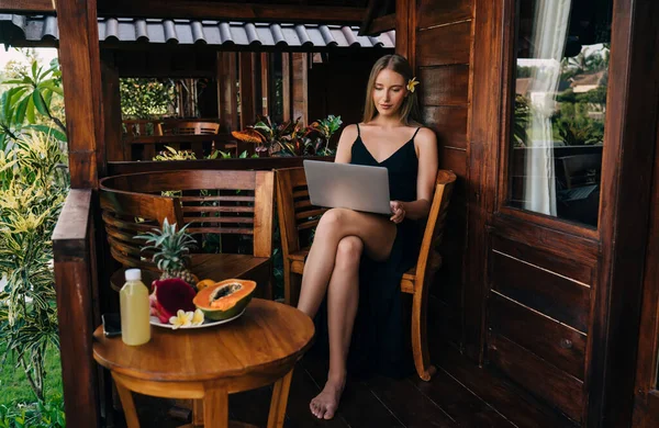 全身上下都是忙碌的女自由撰稿人 她们在户外咖啡馆里穿着凉爽的衣服 在笔记本电脑上工作 同时过着健康的生活 在炎热的乡村度过夏天 — 图库照片