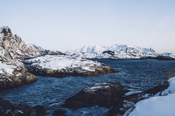 挪威寒冷的深蓝色河流在狂野的峡湾里奔流 悬崖峭壁上覆盖着白雪 — 图库照片