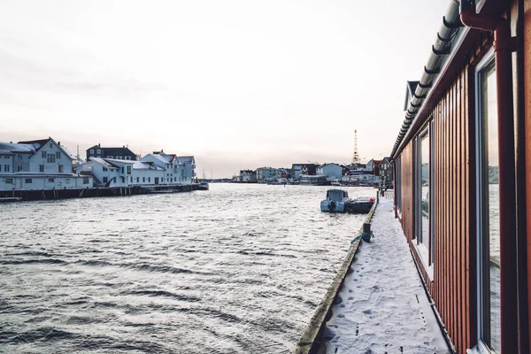 Soğuk Nehrin Üzerinde Karlı Bir Balkon Olan Modern Evin Dışı — Stok fotoğraf