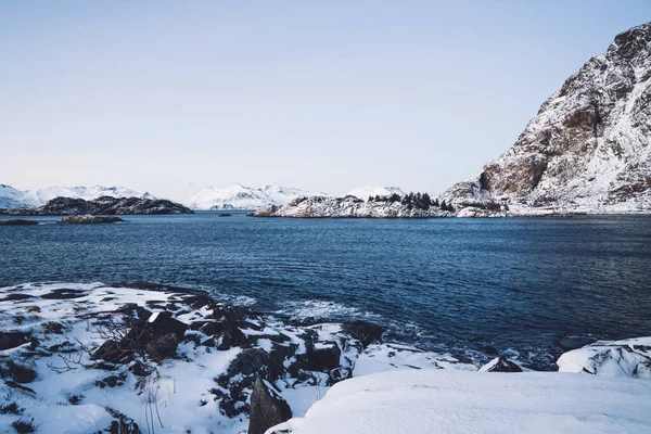 Schilderachtig Landschap Van Noorwegen Fjord Met Rotsachtige Formaties Bedekt Sneeuw — Stockfoto