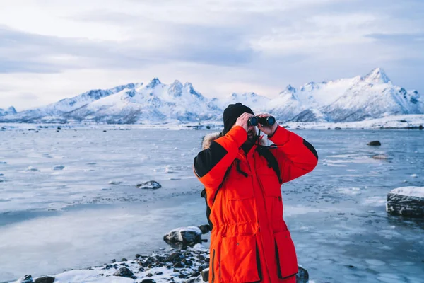 익명의 탐험가는 쌍안경을 광경을 보면서 산들을 — 스톡 사진