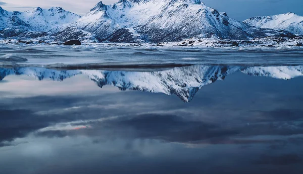 Lélegzetelállító Táj Hegyek Borított Jég Közelében Kristálytiszta Norvégia Fjord Kék — Stock Fotó