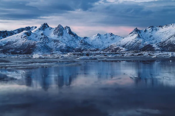 Bevroren Oppervlak Van Zee Reflecterende Rotsachtige Bergen Met Scherpe Pieken — Stockfoto
