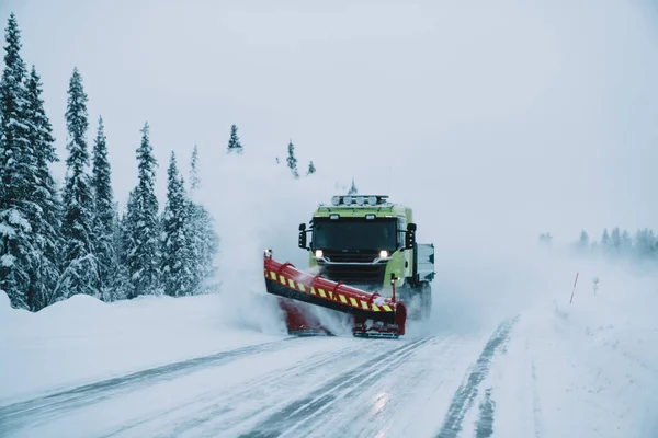 Grande Veículo Serviço Inverno Descendo Estrada Vazia Removendo Neve Lado — Fotografia de Stock