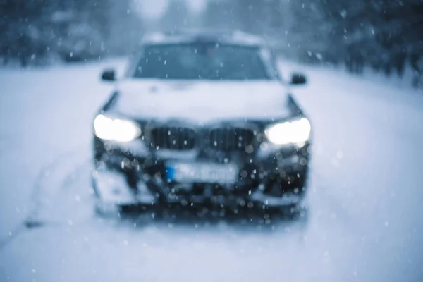 2020 럭셔리 Bmw 자동차 눈오는 도로를 달리는 헤드라이트가 — 스톡 사진