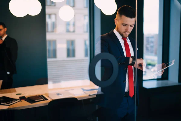 Través Vidrio Puntual Joven Hombre Negocios Traje Formal Moda Comprobar —  Fotos de Stock