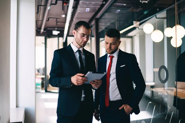 Geconcentreerde Jonge Mannelijke Managers Formele Pakken Stropdassen Gang Van Modern — Stockfoto