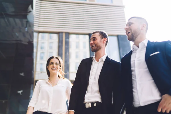 Bajo Ángulo Colegas Multiétnicos Sonrientes Positivos Ropa Formal Parados Juntos — Foto de Stock