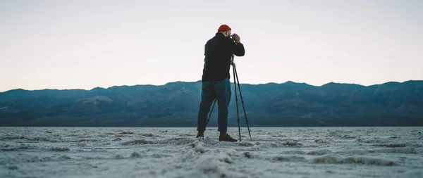 데스밸리에서 시간을 보내는 신원이 로사막을걸어 다니는 익명의 등산객의 — 스톡 사진