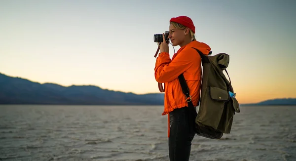 Вид Сбоку Женщины Красной Шляпе Стоящей Соленом Озере Снимающей Фотоаппаратом — стоковое фото