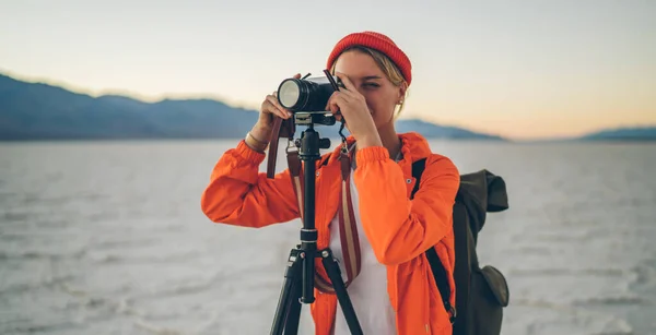 Unerkennbare Bloggerin Steht Mit Fotokamera Auf Stativ Und Fotografiert Landschaft — Stockfoto