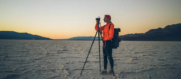 Cuerpo Completo Excursionista Femenina Con Mochila Con Cámara Fotográfica Con —  Fotos de Stock