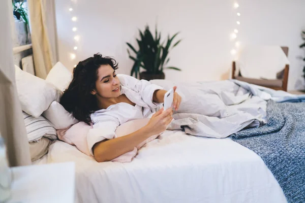 Millennial Usuário Sexo Feminino Roupas Dormir Conectando Internet Casa Para — Fotografia de Stock