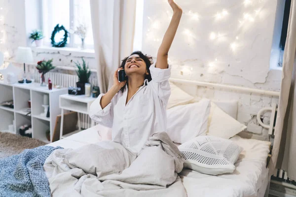 Mulher Alegre Roupas Dormir Desfrutando Uma Conversa Positiva Celular Durante — Fotografia de Stock