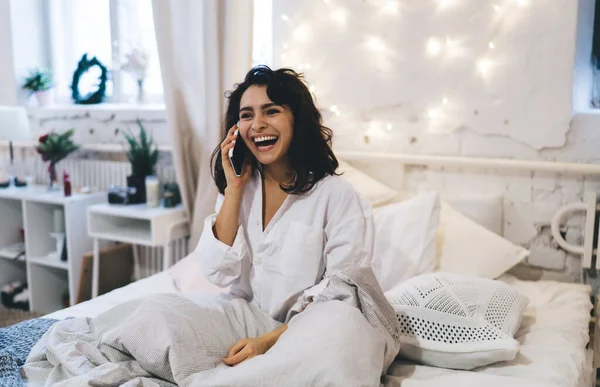 Mulher Alegre Sleepwear Satisfeito Com Conversa Celular Positiva Durante Manhã — Fotografia de Stock