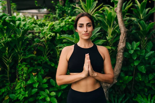 Tranquillo Donna 30S Posa Namaste Pregando Durante Meditazione Del Mattino — Foto Stock