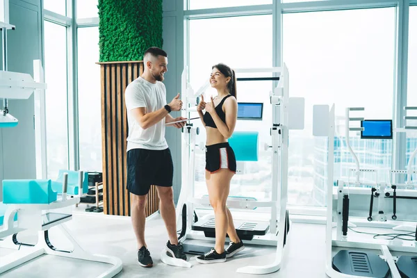 Joven Instructor Masculino Alegre Con Tableta Casi Forma Sonriente Hembra — Foto de Stock