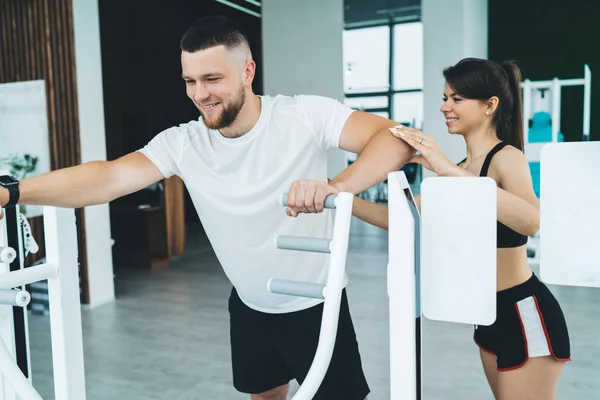 Atleta Masculino Forma Positiva Que Mejora Resistencia Vitalidad Mientras Hace —  Fotos de Stock