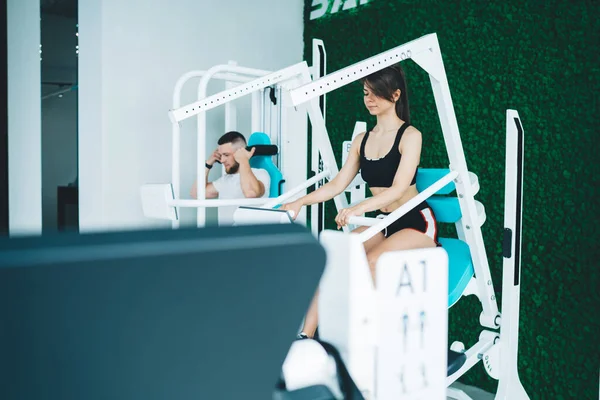 Casal Atlético Jovem Concentrado Treinamento Sportswear Juntos Equipamentos Esportivos Ginásio — Fotografia de Stock