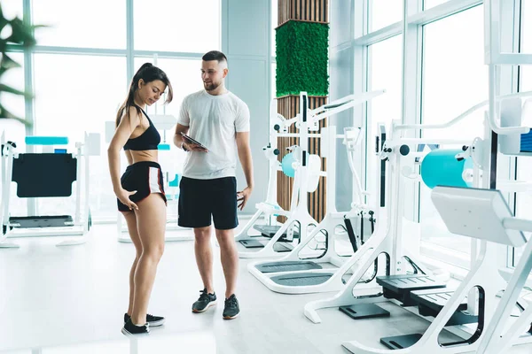 Cuerpo Completo Mujer Forma Apuntando Músculo Glúteo Mientras Discute Entrenamiento — Foto de Stock