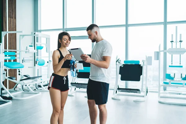 Entrenador Deportivo Que Muestra Información Sobre Tableta Deportista Ropa Deportiva — Foto de Stock