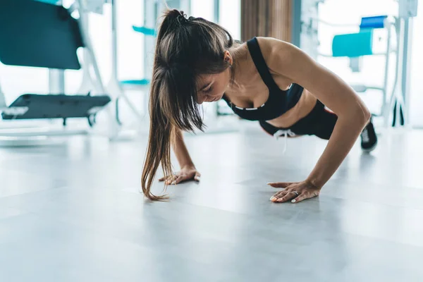 Enfocado Joven Delgado Hembra Ropa Deportiva Haciendo Flexiones Suelo Sobre — Foto de Stock