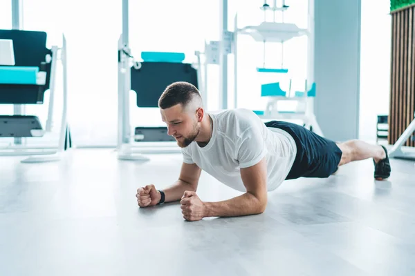 Volledige Lichaam Van Geconcentreerde Bebaarde Man Met Stijlvol Kapsel Sportkleding — Stockfoto