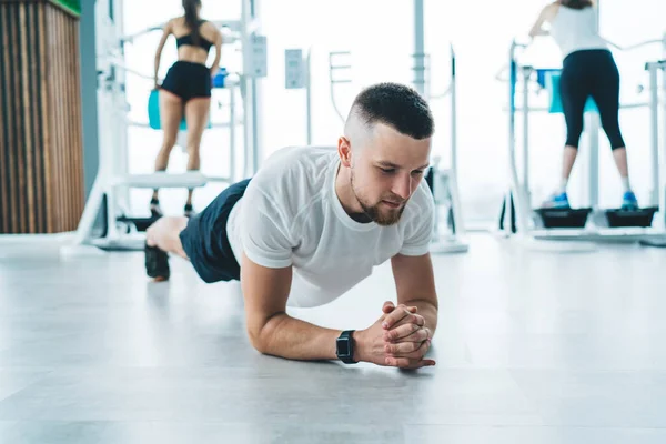 Jonge Gefocuste Bebaarde Man Doet Plank Vloer Wazige Achtergrond Van — Stockfoto