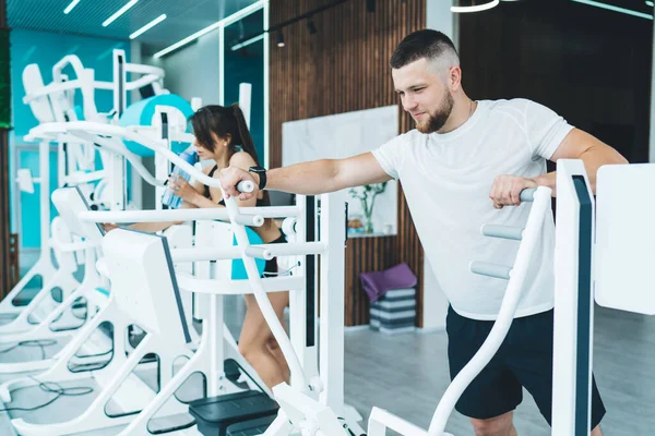 Homem Feliz Com Barba Elegante Corte Cabelo Sportswear Exercício Máquina — Fotografia de Stock