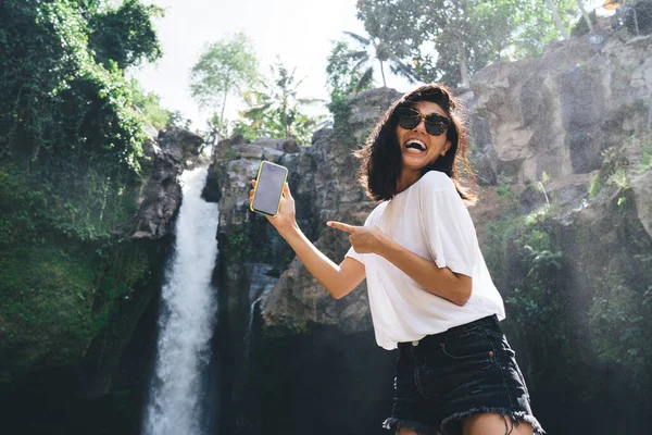 Ung Leende Dam Bär Solglasögon Och Shorts Med Shirt Medan — Stockfoto