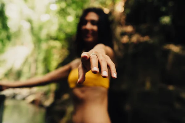 Mulher Anônima Feliz Biquíni Amarelo Brilhante Segurando Mão Floresta Verde — Fotografia de Stock