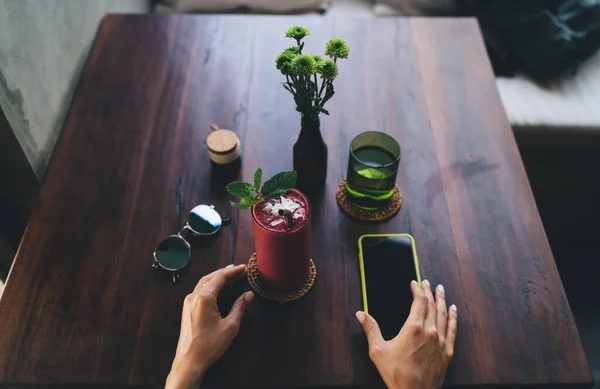 Unrecognizable Female Sitting Wooden Table Glass Fresh Juice Hand Smartphone — Stock Photo, Image