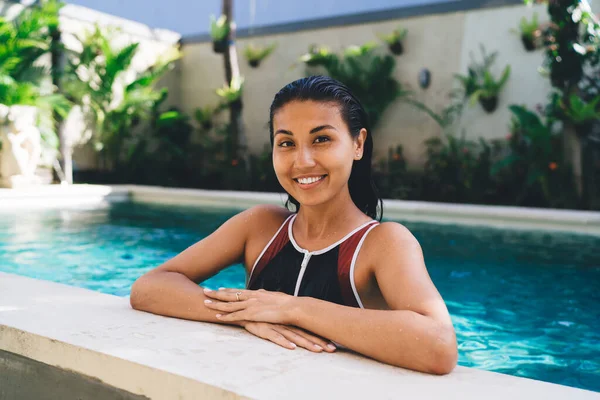 Young Attractive Ethnic Woman Toothy Smile Leaning Edge Swimming Pool — Stock Photo, Image