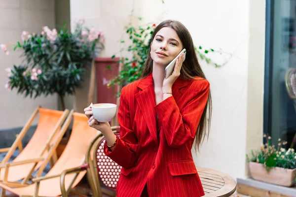 Joyeux Jeune Femme Vêtements Élégants Parlant Sur Téléphone Portable Tout — Photo