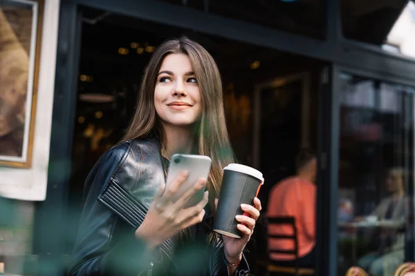 Usmívající Pozitivní Dáma Ležérní Oblečení Pomocí Mobilního Telefonu Odvrací Pohled — Stock fotografie