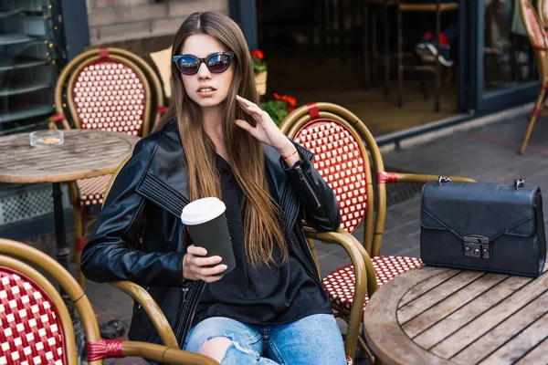 Stylisches Weibliches Model Modischem Outfit Und Sonnenbrille Eine Tasse Kaffee — Stockfoto