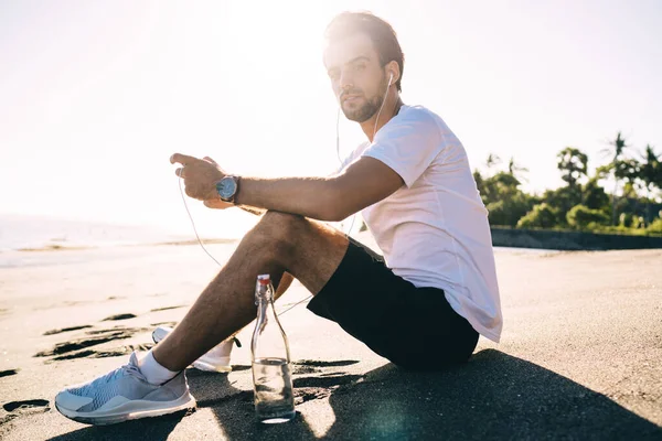 Desde Abajo Vista Lateral Del Ponder Masculino Ropa Deportiva Reloj — Foto de Stock